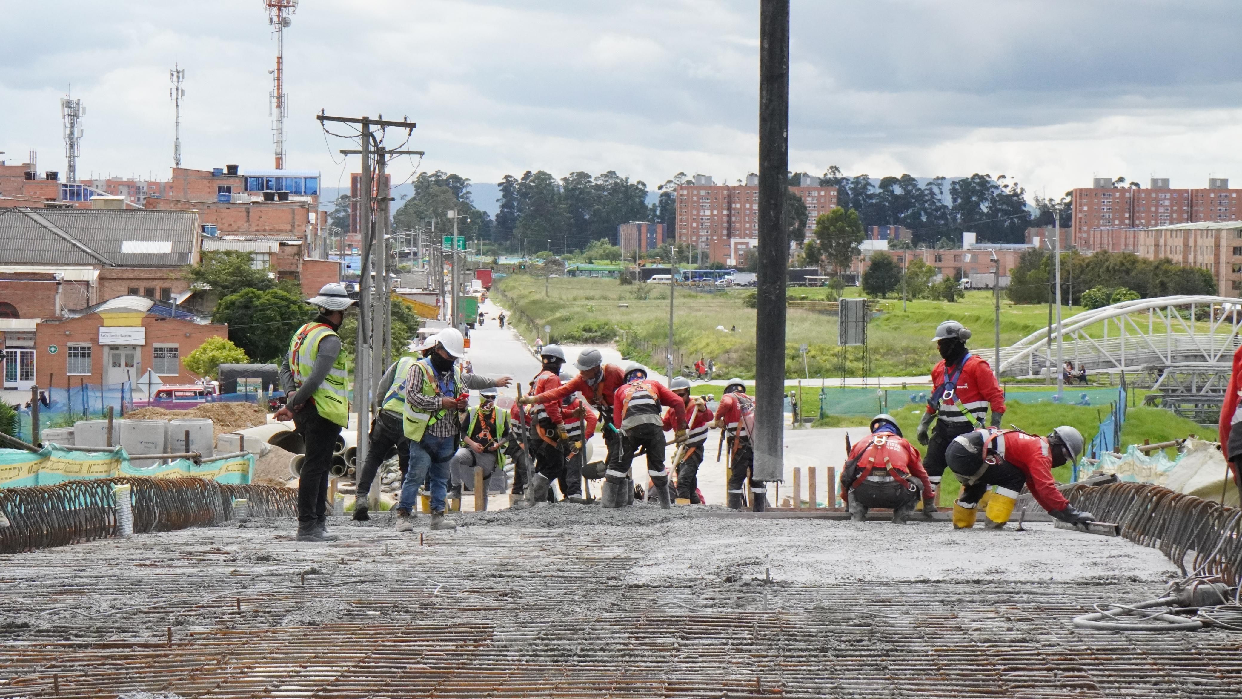 Más de 400 personas trabajan en la construcción de este importante hito de la avenida Ciudad de Cali