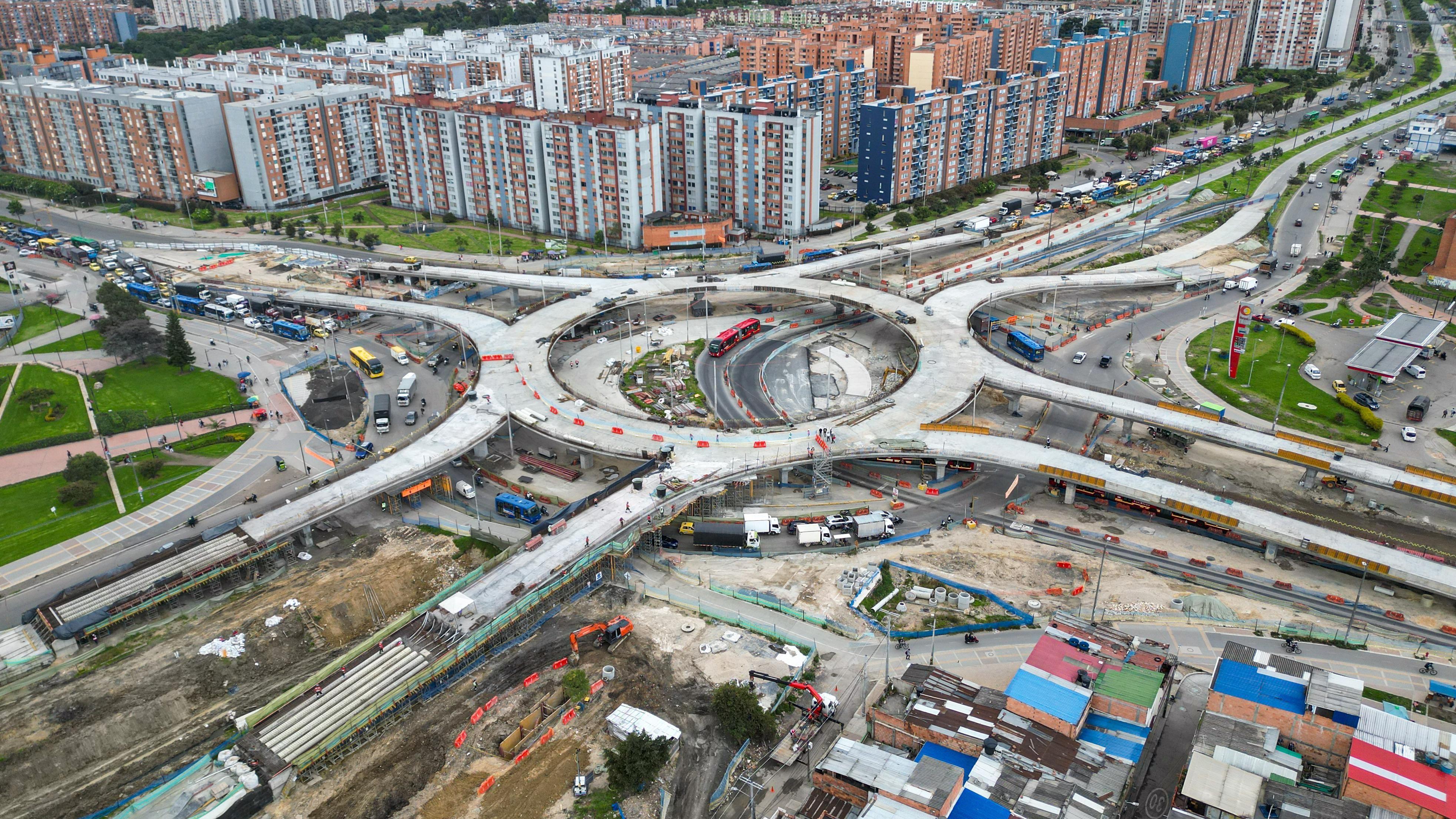 Avance de la glorieta elevada del grupo 4 de la avenida Ciudad de Cali que se espera sea entregado a la ciudadanía en diciembre del 2025