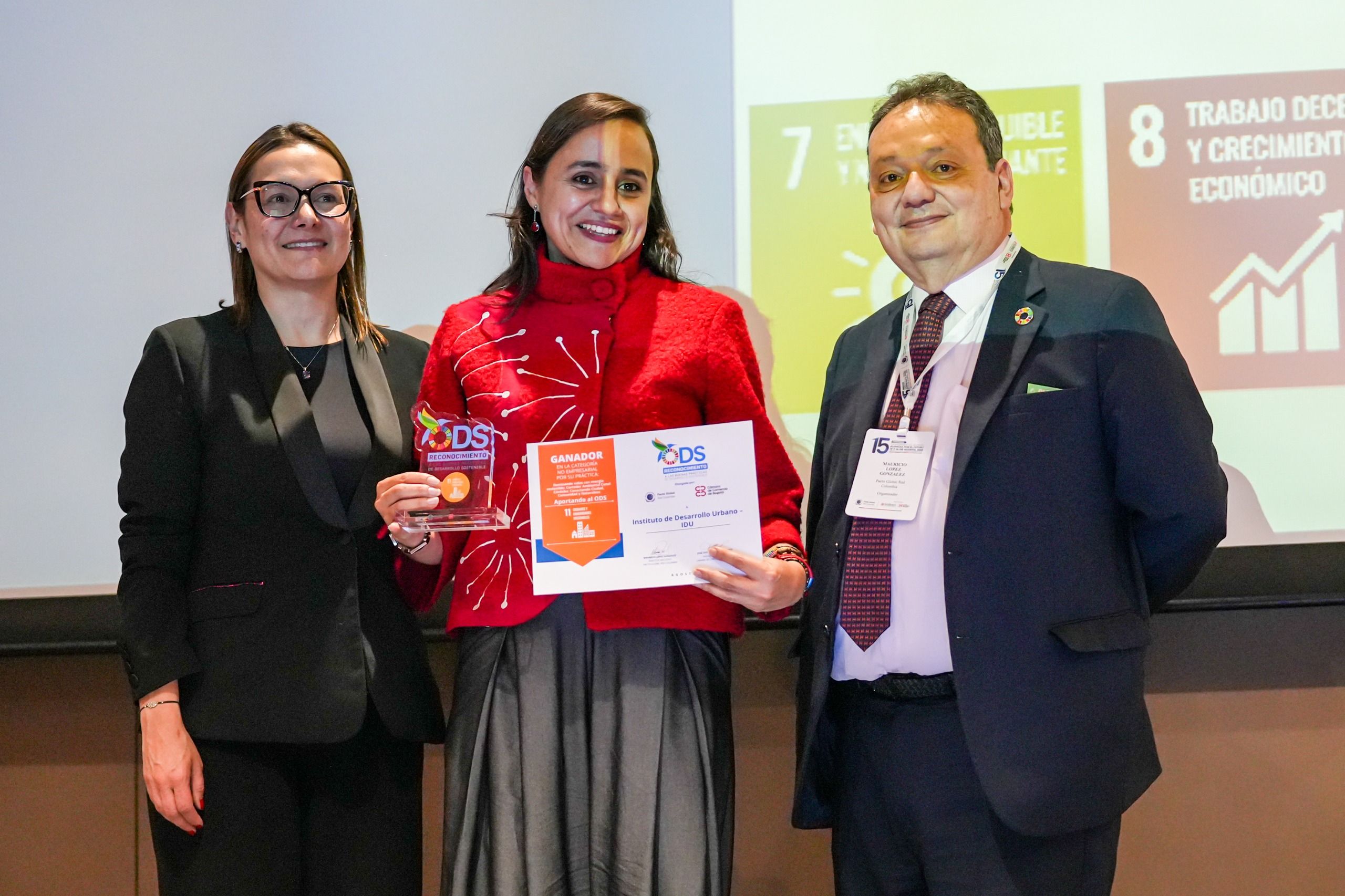 Carolina Jarro, jefe de la Oficina de Gestión Ambiental del IDU, recibe el reconocimiento de Pacto Global