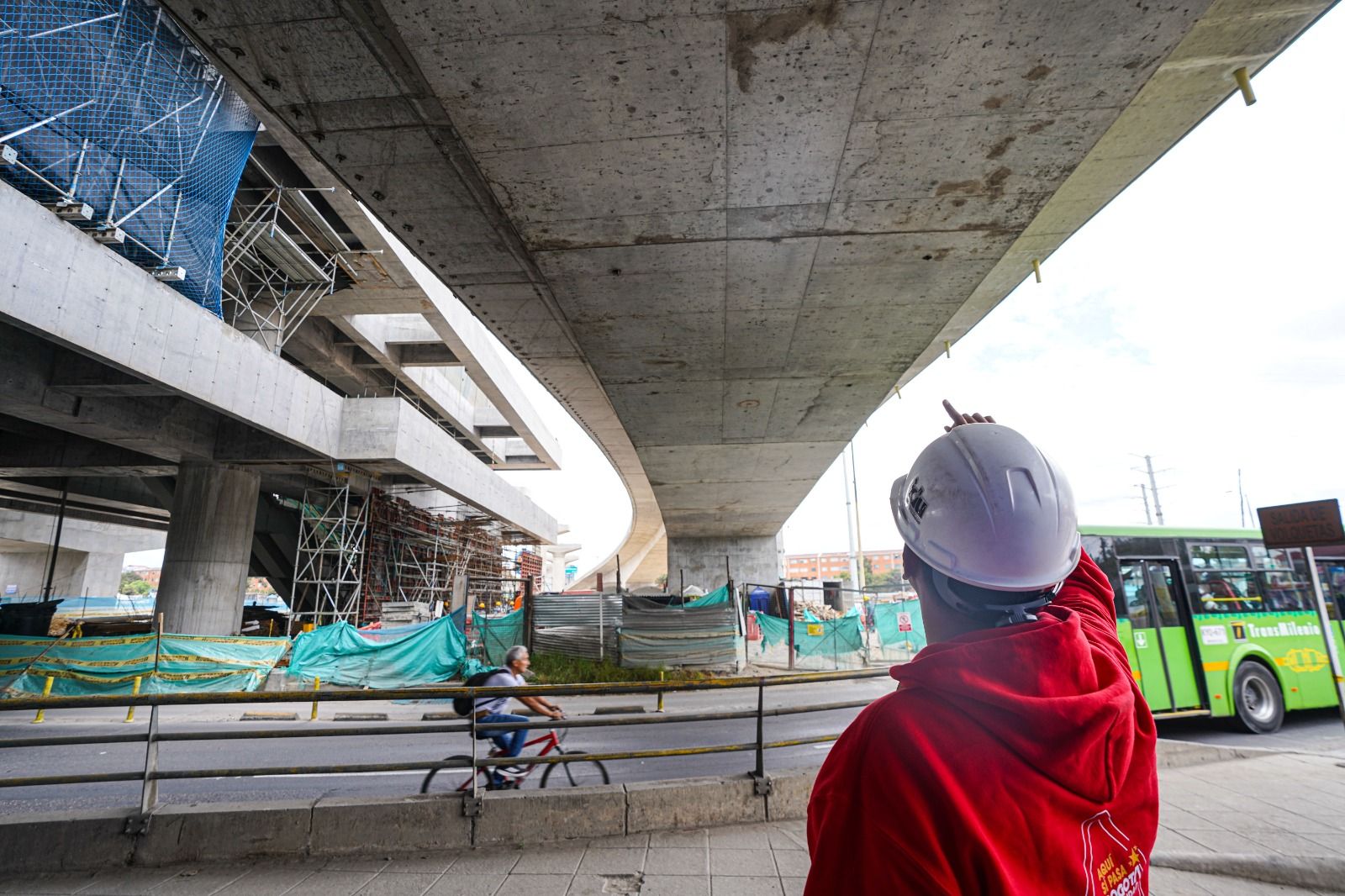 Ingeniero del IDU señala la parte inferior de una estructura de concreto durante la inspección técnica tras el sismo.