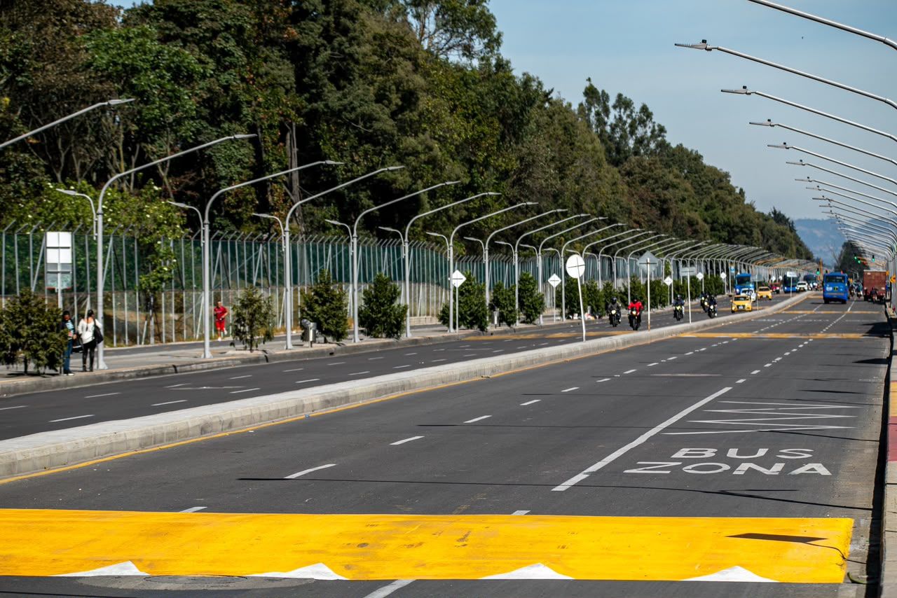 Entrega del empalme que une los seis carriles en la avenida calle 63 (av. Mutis) en Bogotá.