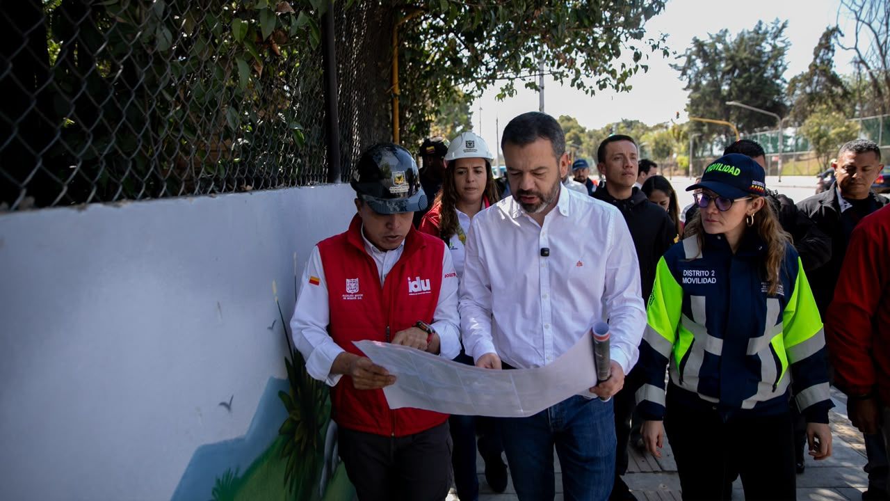 El alcalde Galán, el director del IDU y la secretaria de Movilidad revisan un plano impreso durante el recorrido de entrega.