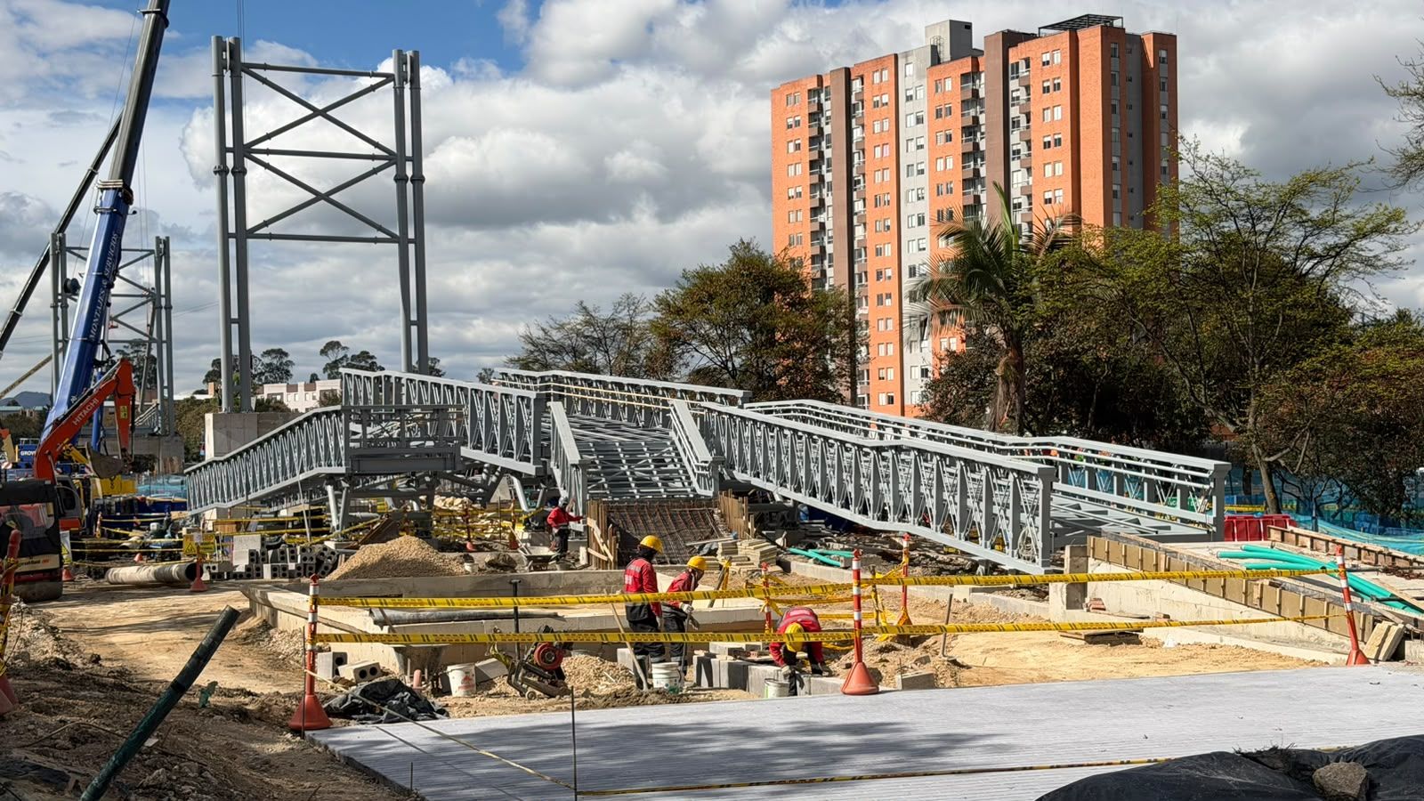 Trabajadores del IDU laboran en la cimentación junto a las rampas metálicas instaladas del puente bicipeatonal.